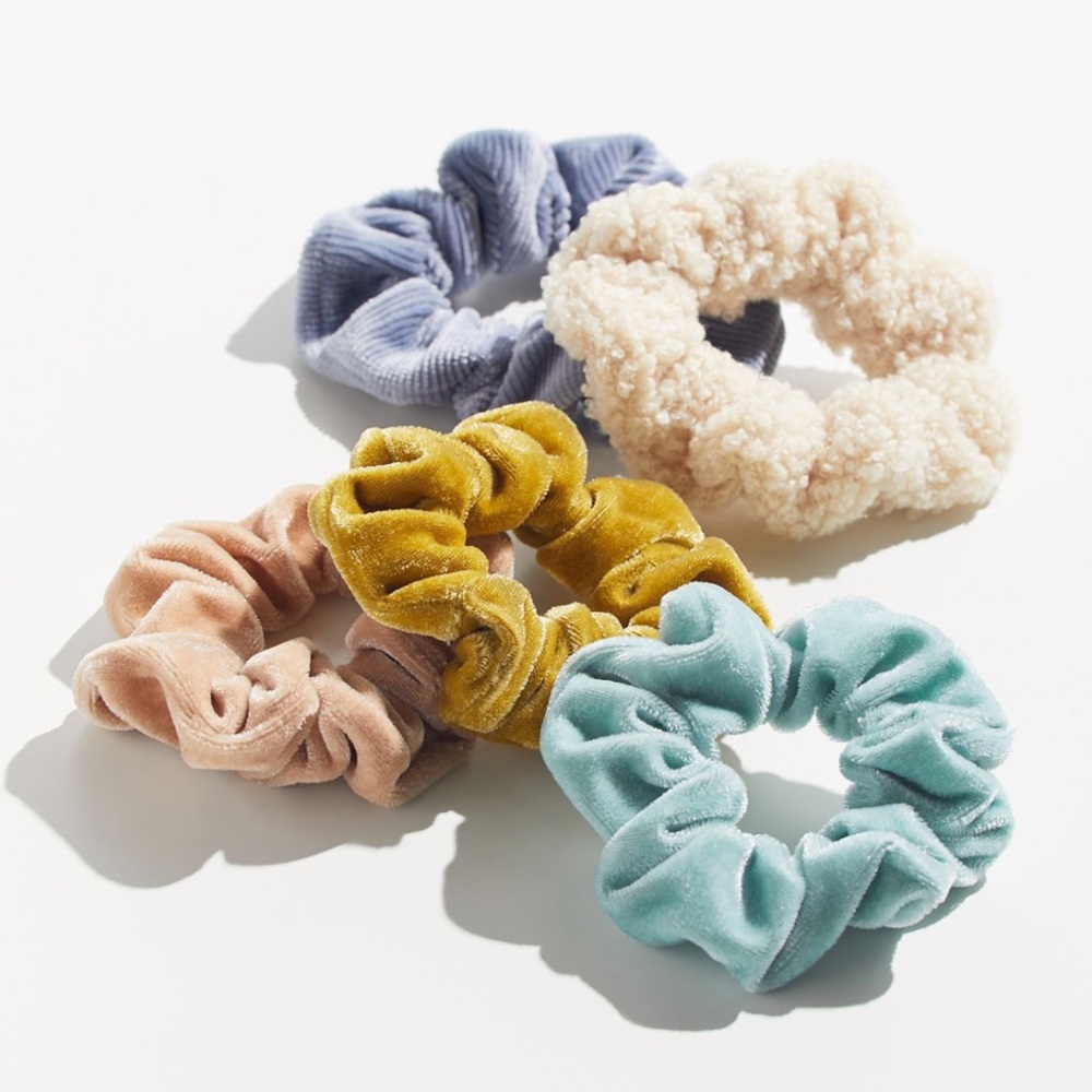 BRAND NEW UO SCRUNCHIE SET